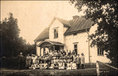 lvestad Folkskola 1922. Lrare  Emil Teodor Ryding, lrare 1897-1932, lngst till vnster.