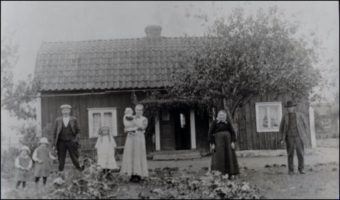 sterskog c:a 1915. Fr. v. barnen Einar och Erik, Pappan skomakare Gustav Adolf Andersson, dottern Elsa, hustrun Klara som br p dottern Maj. Till hger Gustavs frldrar Augusta och Anders