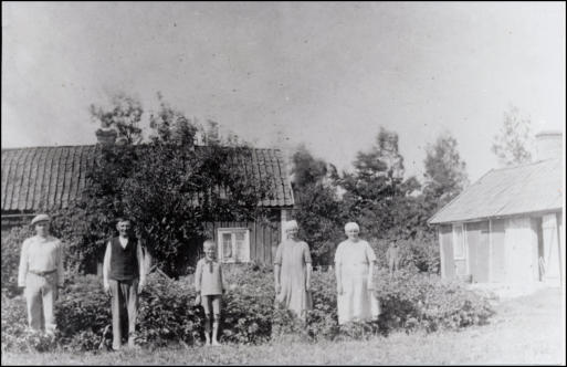 sterskog 1932-33. Fr. v. Einar, fadern Gustav, sonen Ingemar, brorshustru Anna och modern Klara.