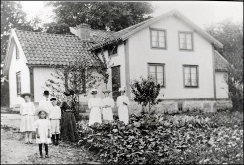 Fr. v. Lilly o tvillingbrodern Anders f. 1895, bakom str fadern A J Cederqvist, framfr lillasyster Greta, modern Wilhelmina i svart klnning. Damerna till hger r dttrarns Elin och Emmy Cederqvist med Judit Carlsson i mitten.