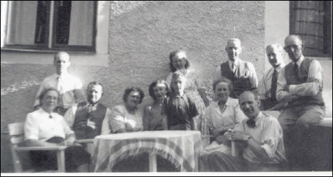 Fr. v.: sittande, Elin Andersson och bakom henne sonen Tore, Sedan Frithiof och Helga Carlsson frn lvestad stergrd, Anna Tegnert Tegneby Sdergrd. Hkan Fritiofsson, son till Fritiof och Helga. Bakom: oknd. Sittande, Greta Tegnert, hennes make Gst