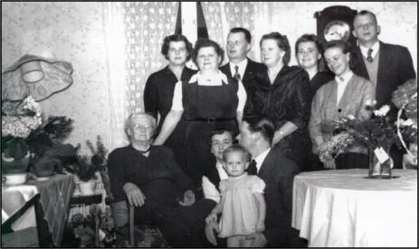 Elisabeth Khl tillsammans med sina barn. Stende fr. v: Elna, gift Jacobsson, Hildur, gift Jacobsson, Tage Khl, Sonia, gift Karlsson, Margareta, gift Jacobsson, Siv Khl, Karl-Axel Khl. Sittande r Sven Khl med maka Lilia och dotter Elisabeth.