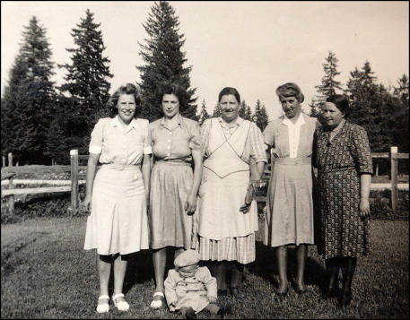 Fr.v: Svea Andersson, f. 1928, syster till Lars, Astrid med sonen Lars-ke Pripparn framfr, Lisa Karlsson, mor till Lars, Ester Karlsson, Stenslund, och Ruth Karlsson. Bilden frn 1947.