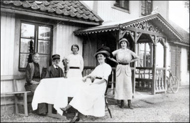 Fr. v: Frldrarna Wilhelmina och Anders Johan, sedan dttrarna Greta f. 1905, Elin f. 1884 och Lilly f. 1895