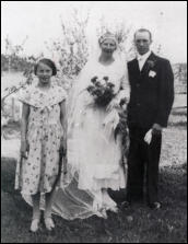 Ingrid Danell gifter sig med Helge Viktorsson 30 maj 1936 i Stora Brahus.