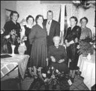 Fr. v: Elna, Hildur, Margareta, Karl-Axel, Sonia, och Eja. Sittande Elisabeth Khl.