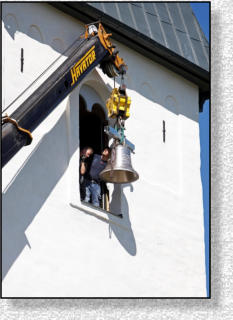 Kyrkklockorna hissades upp i lvestad kyrka.