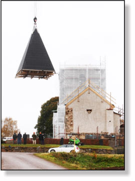S� var det till slut p� plats, det nya kyrktornet i �lvestad. Men vinden h�ll p� att st�lla till det.