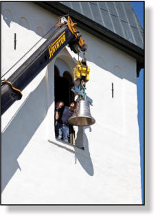 Kyrkklockorna hissades upp i �lvestad kyrka.